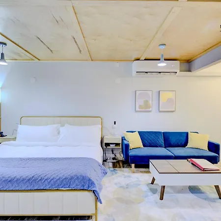 The Moose #5 - Modern Comfy Studio With King Bed, Free Parking & Fast Wifi